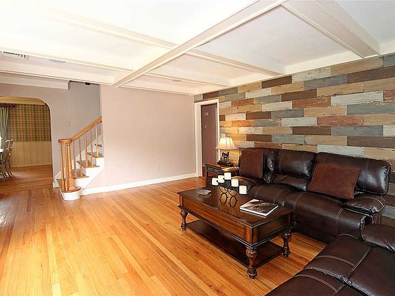 3rd image of 100 Singworth St