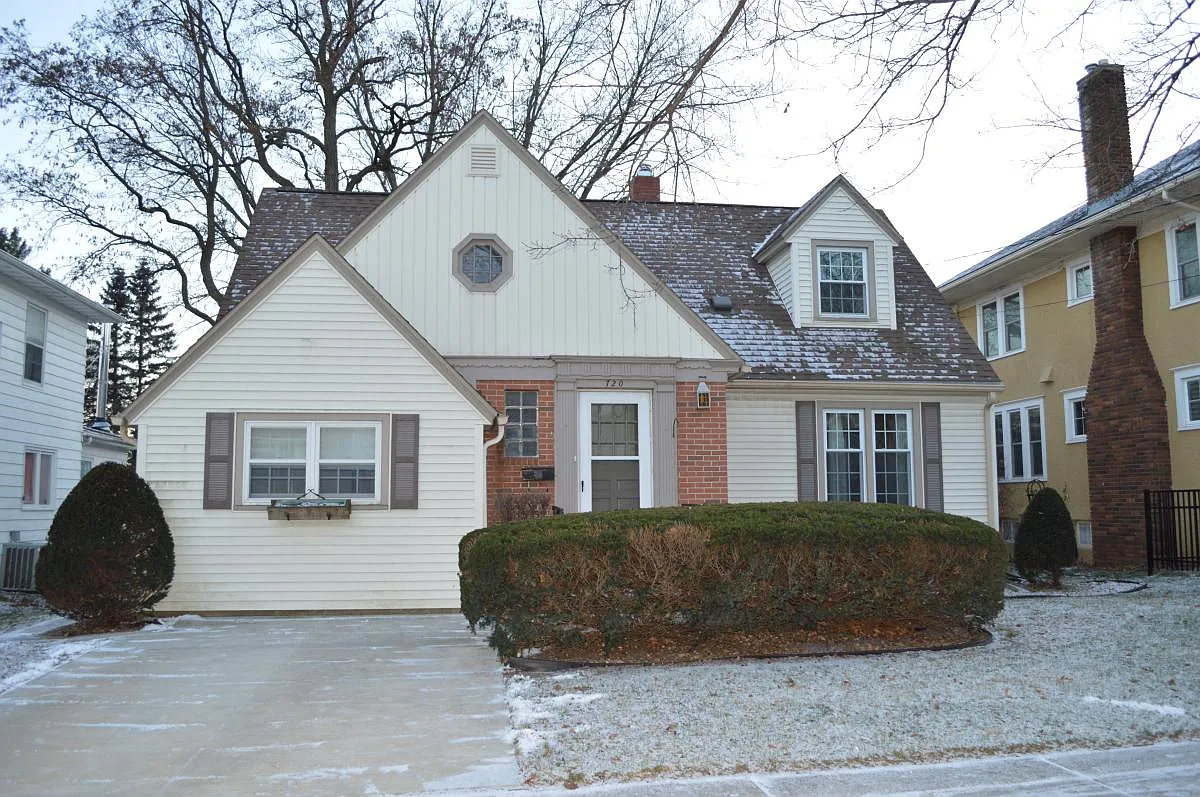 4 bed, 2.5 bath, 2633 sqft, $2,600 — Photo 1