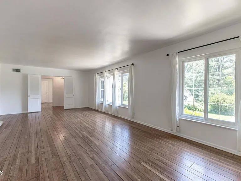 1290 Club House Dr — Photo 8
