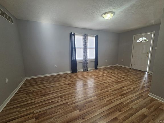 3rd image of 1299 N Parklane Dr