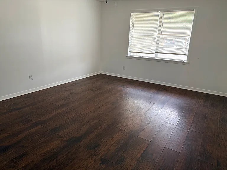 918 Roberts St — Photo 4