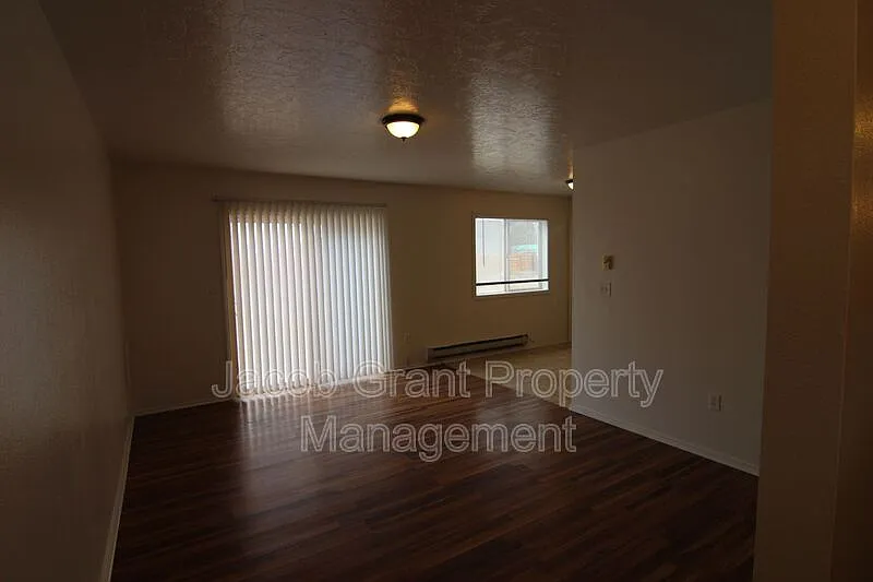 2 bed, 1.0 bath, 1100 sqft, $900 — Photo 2