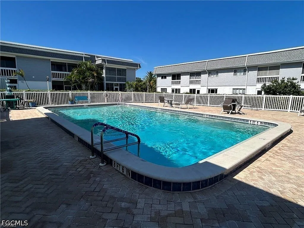 2 bed, 1.0 bath, 929 sqft, $1,500 — Photo 2