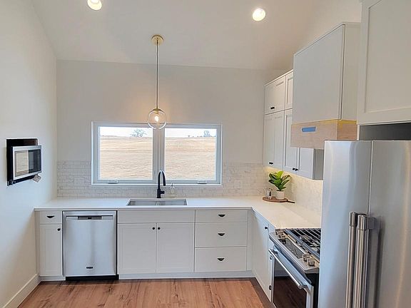 Built in microwave to the left (needs trim kit installed)