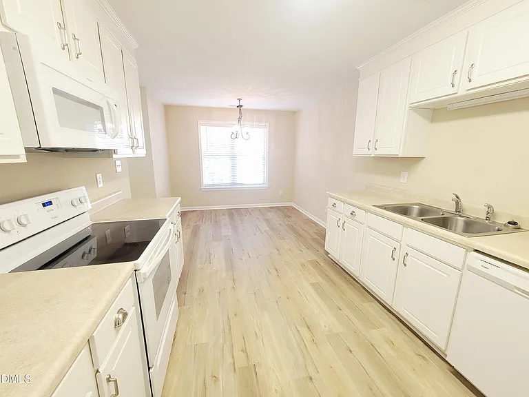 411 Whitehall Ct — Photo 11