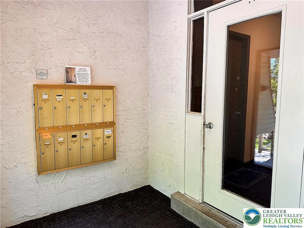 1 bed, 1.0 bath, 450 sqft, $1,375 — Photo 2