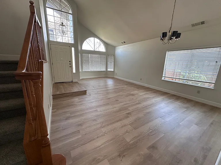 52 Elizabeth Ct — Photo 4