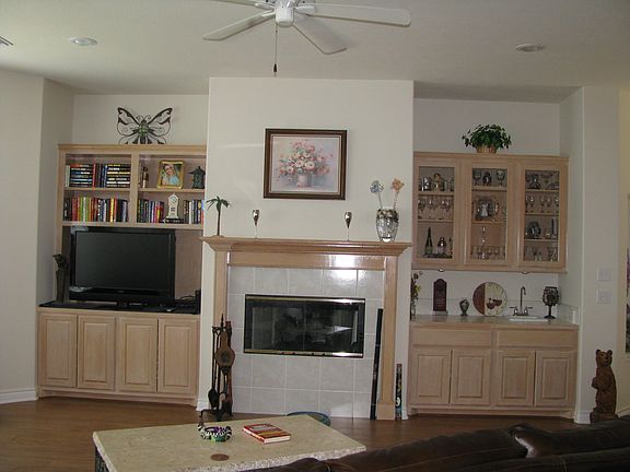 Wet bar, gas fireplace