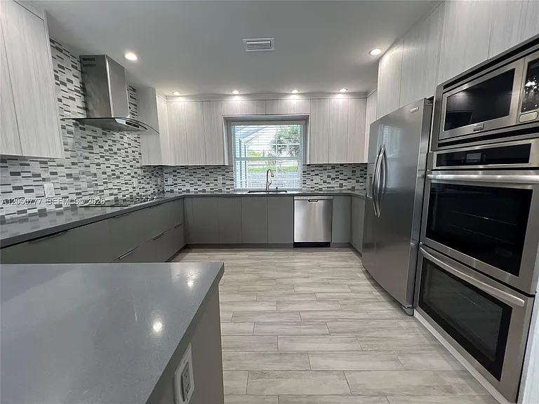 1405 N 46th Ave — Photo 1