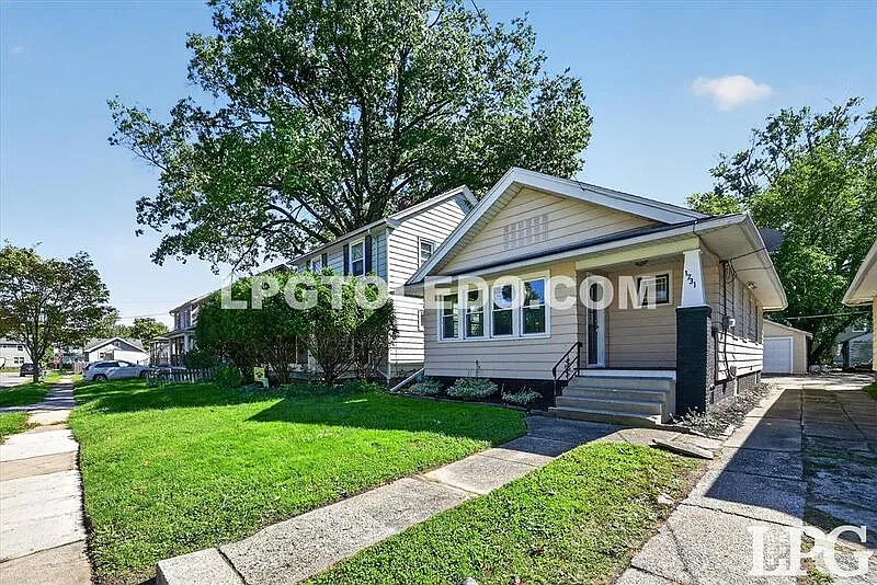 2 bed, 1.0 bath, 838 sqft, $1,200 — Photo 3