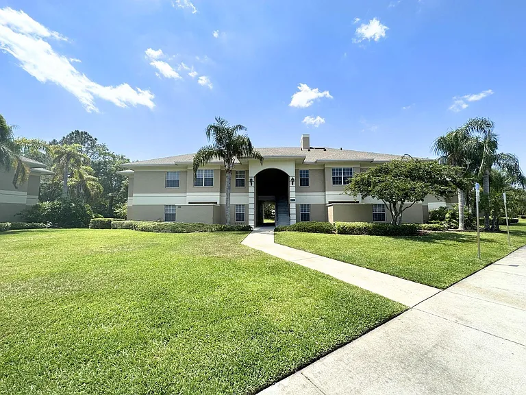 1604 Eagle Pond Dr — Photo 1