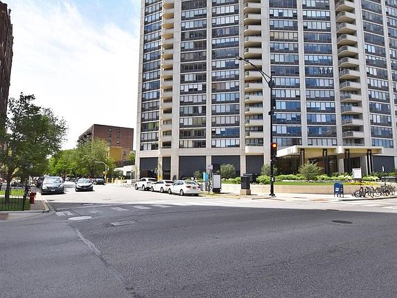 3rd image of 3930 N Pine Grove Ave APT 1615