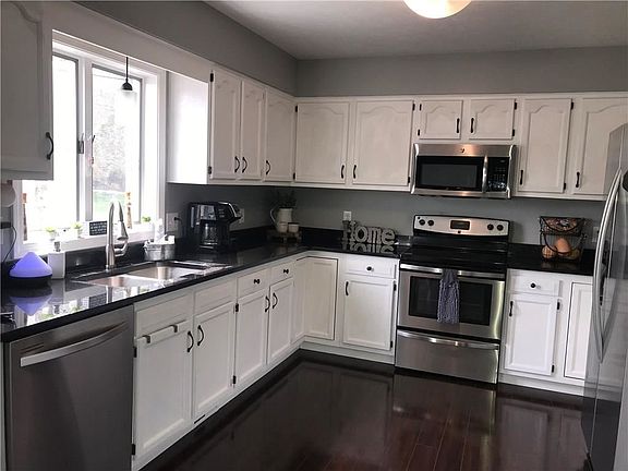 4th image of 32 Chiswick Dr