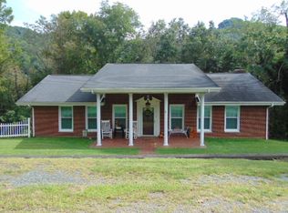 40 Poplar St, Charlton Heights, WV 25040