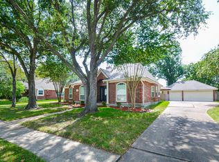 705 Eagle Lakes Dr, Friendswood, TX 77546