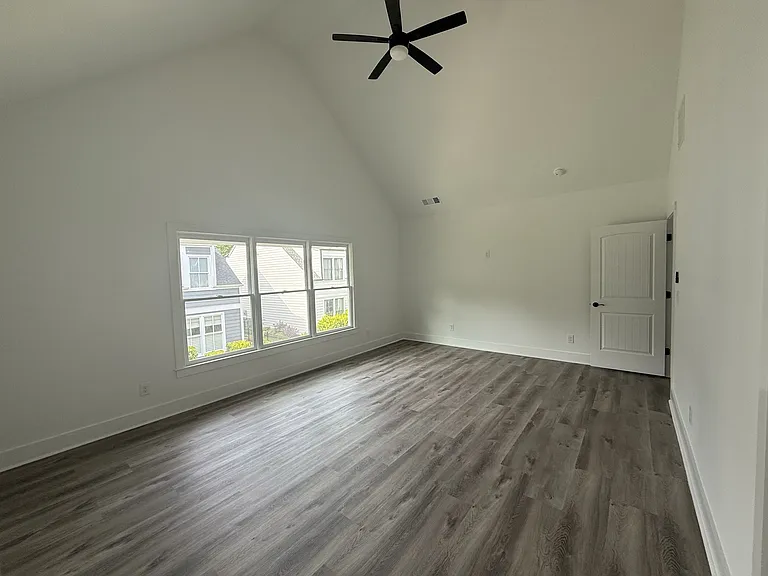 648 Liella Park SE — Photo 4