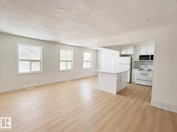 20 Hunt Rd NW, Edmonton, AB T5A 4C4