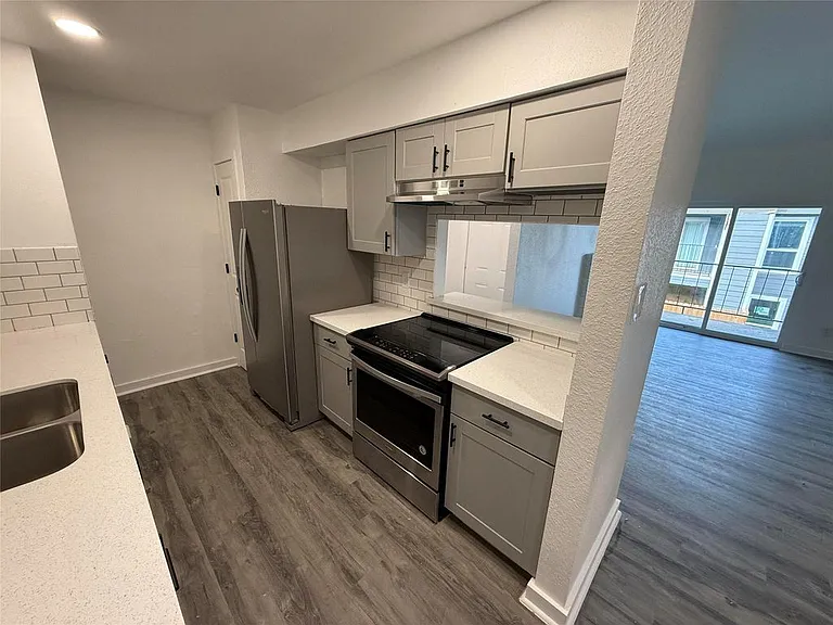 8034 Antoine Dr — Photo 5