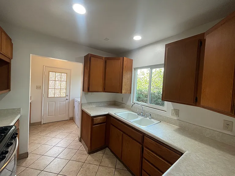 2513 N Termino Ave — Photo 2