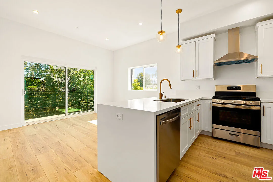 3 bed, 2.5 bath, 1800 sqft, $4,299 — Photo 3