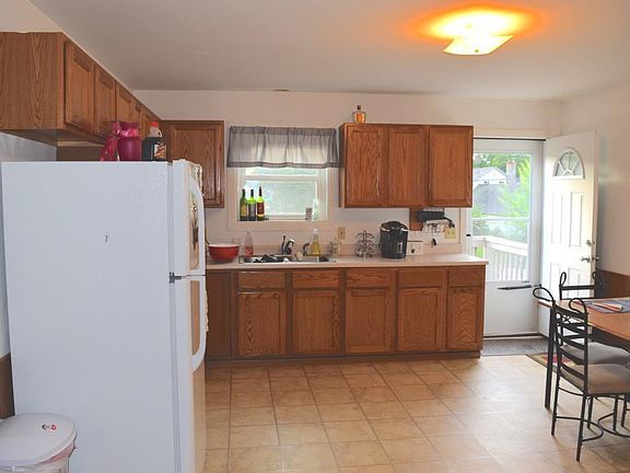 3rd image of 229 Meridian St S