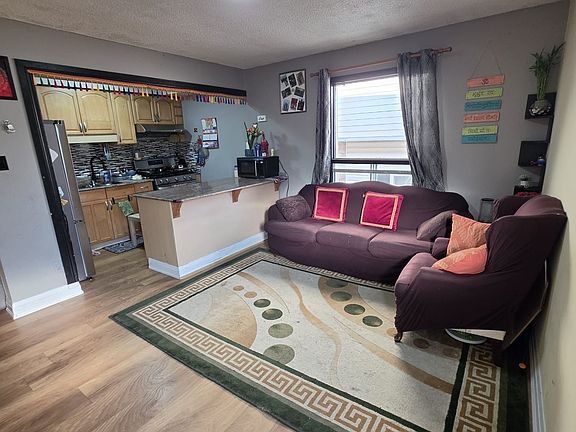 2nd image of 48 Glanvil Cres