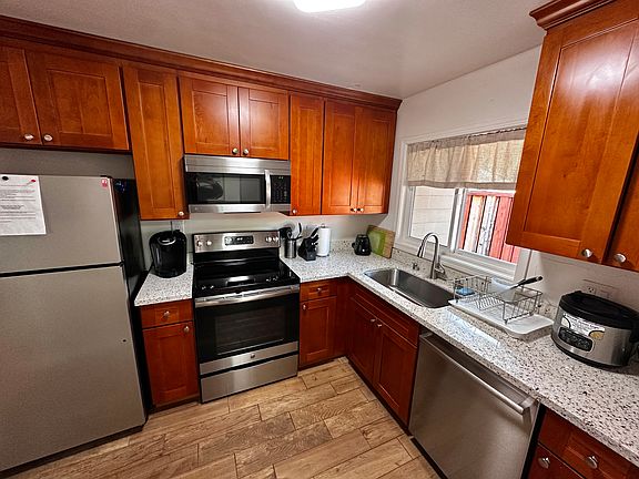5th image of 308 Waverley St