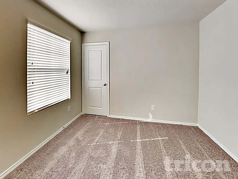 5202 Everett Loop — Photo 15