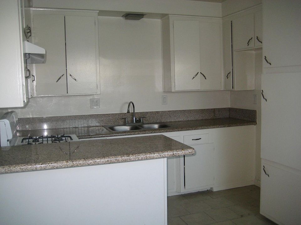 1st image of 5130 Woodman Ave #15