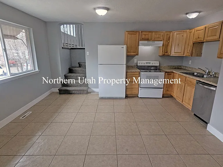 2056 Gramercy Ave — Photo 5