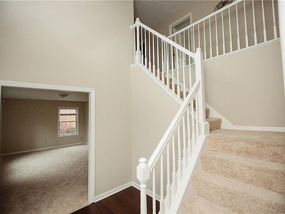 3rd image of 124 Stonebridge Dr
