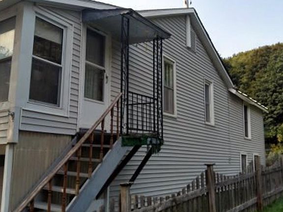 4th image of 319 Main St