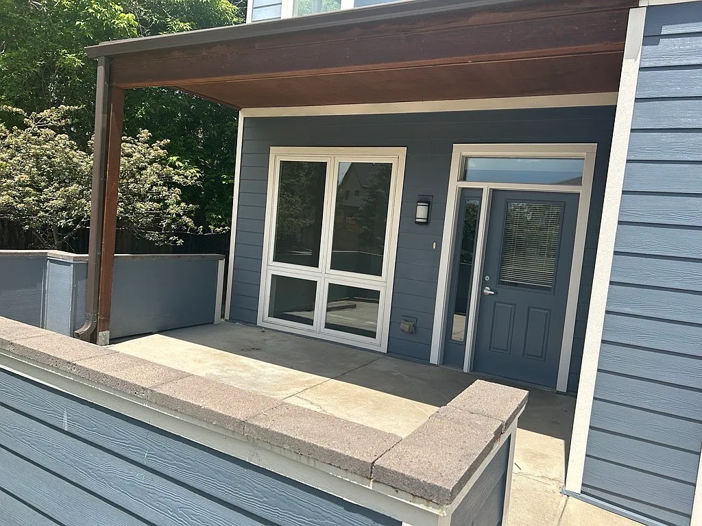 3 bed, 2400 sqft, $3,490 — Photo 2