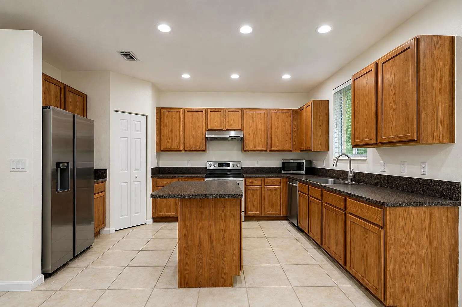 3 bed, 2.5 bath, 1626 sqft, $2,900 — Photo 2