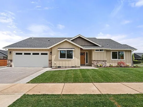 1697 SW Waterstone Dr, Grants Pass, OR 97527