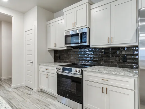 1121 N 7th St, Wolfforth, TX 79382