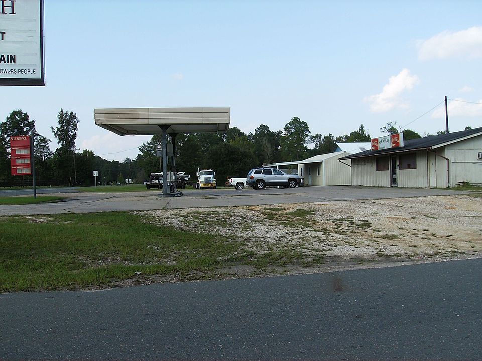 formerly a conoco gas station with 1800 /- sq ft heated area well maintainted 