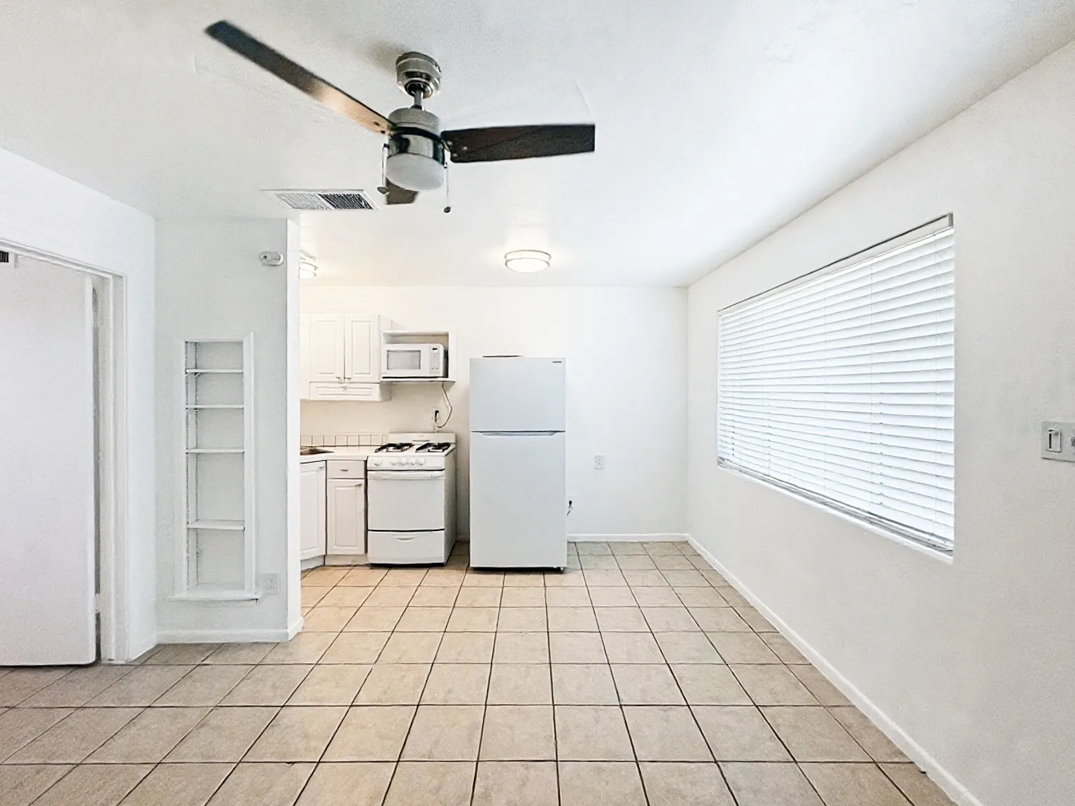 1 bed, 400 sqft, $989 — Photo 2
