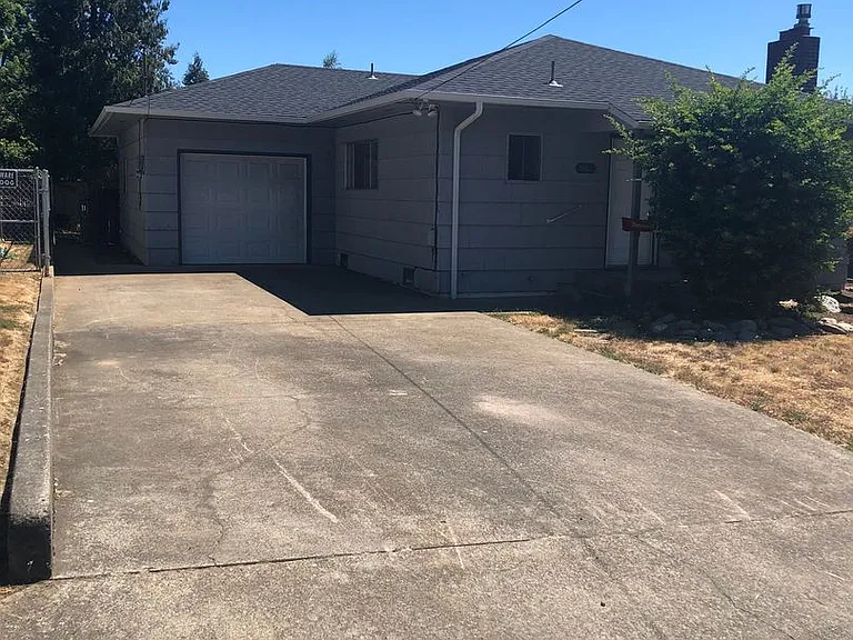 1487 NW Eden St — Photo 2
