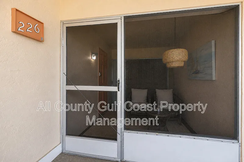 3 bed, 2.0 bath, 1054 sqft, $2,095 — Photo 2