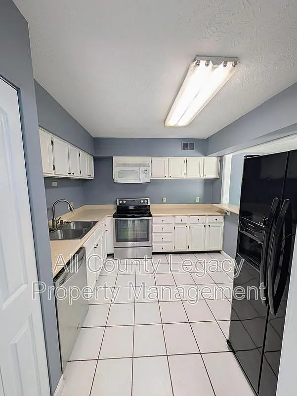 3 bed, 2.0 bath, 1336 sqft, $1,395 — Photo 2