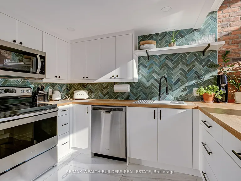 393 King St E #403 — Photo 8