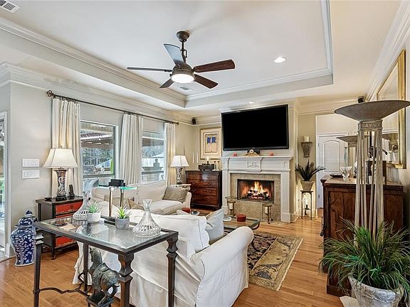 5th image of 114 Swallow St