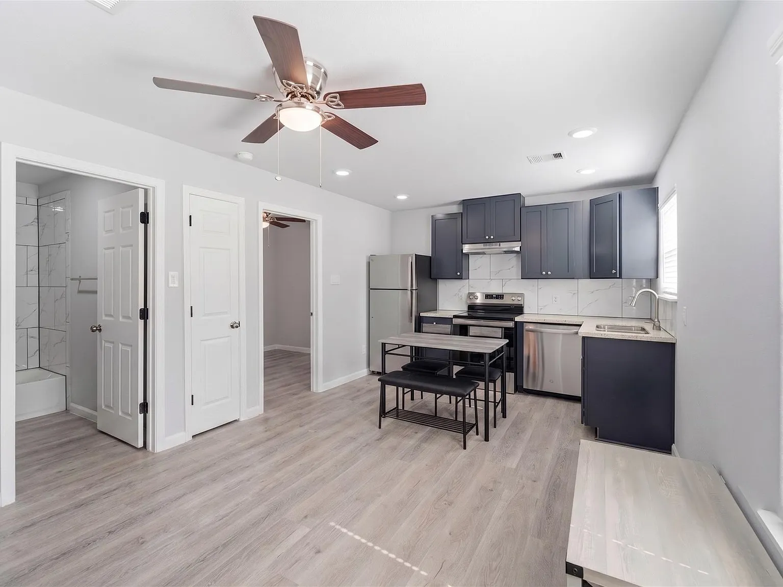 3 bed, 2.0 bath, 924 sqft, $1,600 — Photo 4