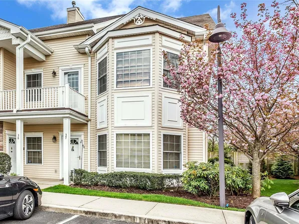 37 Autumn Drive #37, Plainview, NY 11803