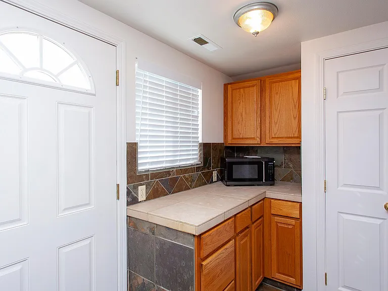 425 Stewart St — Photo 10