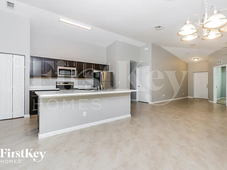 511 SW Nadell Ave — Photo 6