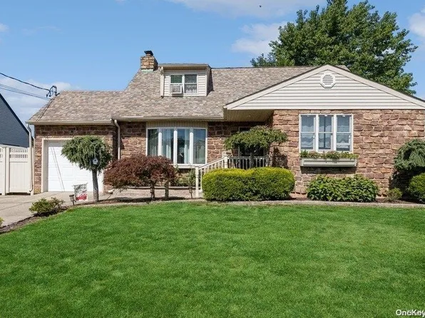 22 Birchfield Avenue, Babylon, NY 11702