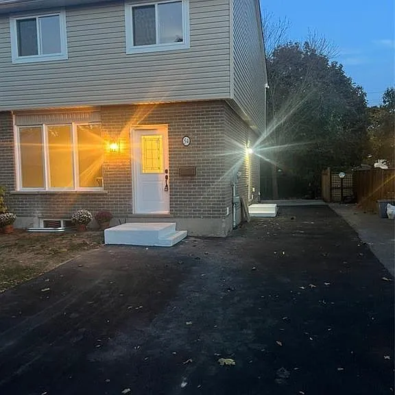 54 Debby Cres — Photo 2