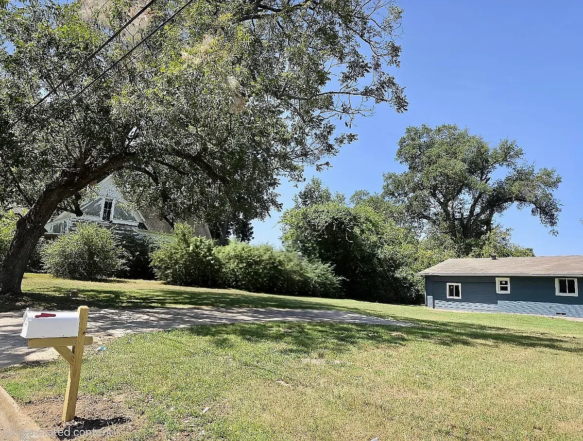 3 bed, 1920 sqft, $1,600 — Photo 2
